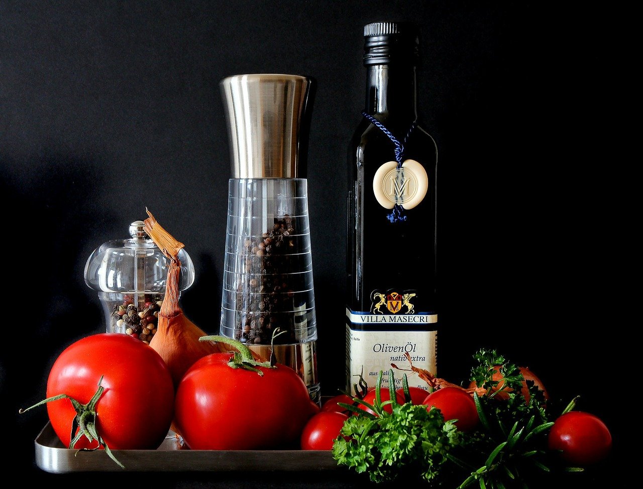 olive oil, tomatoes, herbs-346997.jpg